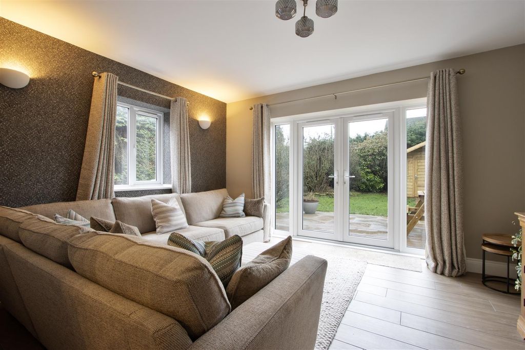 Property photo 2 of 19 Sitting/Dining Room