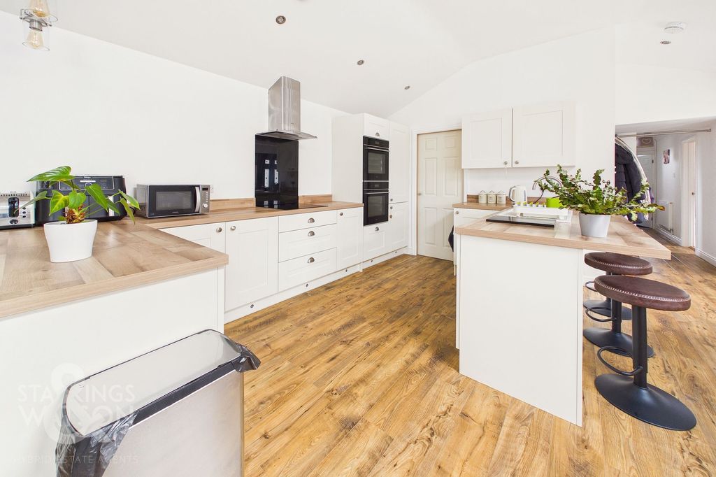 Property photo 3 of 23