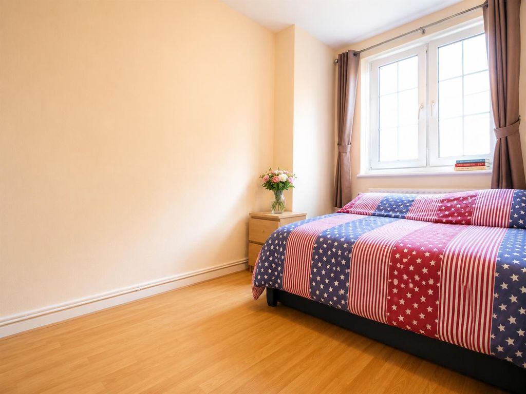 Property photo 3 of 6 Bed 2
