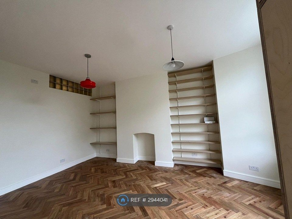 Property photo 1 of 14 Living Room