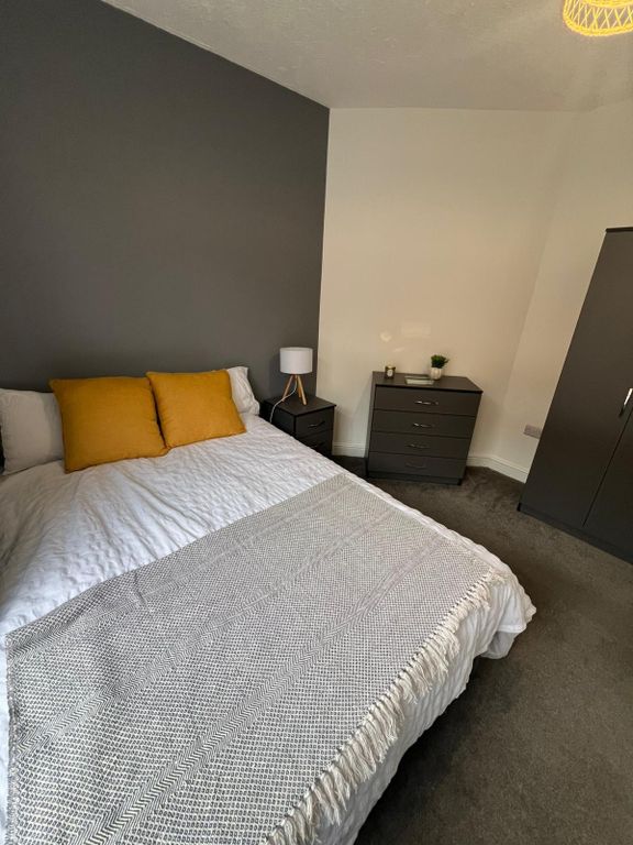 Property photo 3 of 8 A Stylish Double Bedroom Featuring A Comfortable d...
