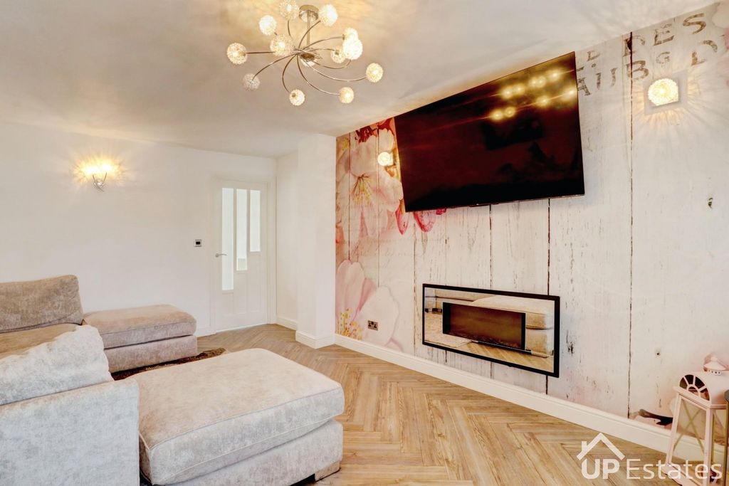 Property photo 3 of 17 Lounge