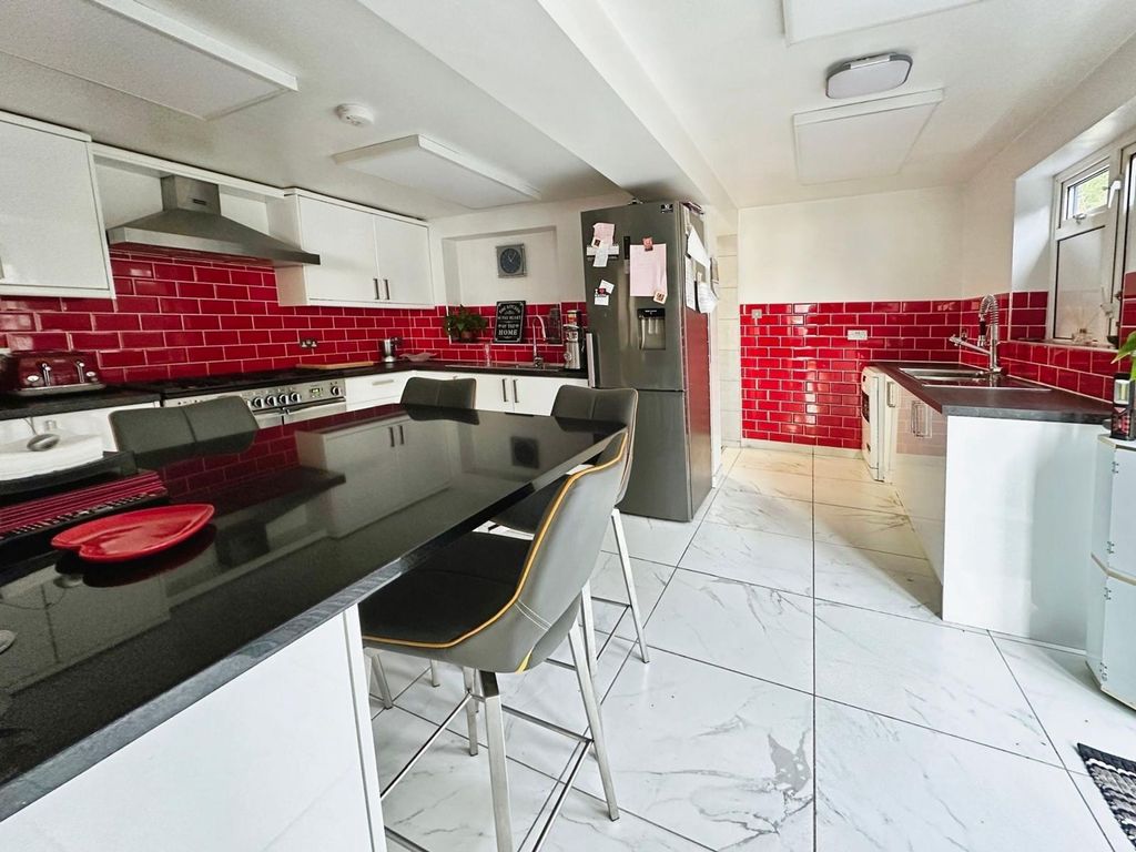 Property photo 1 of 15 Kitchen With Breakfast Bar