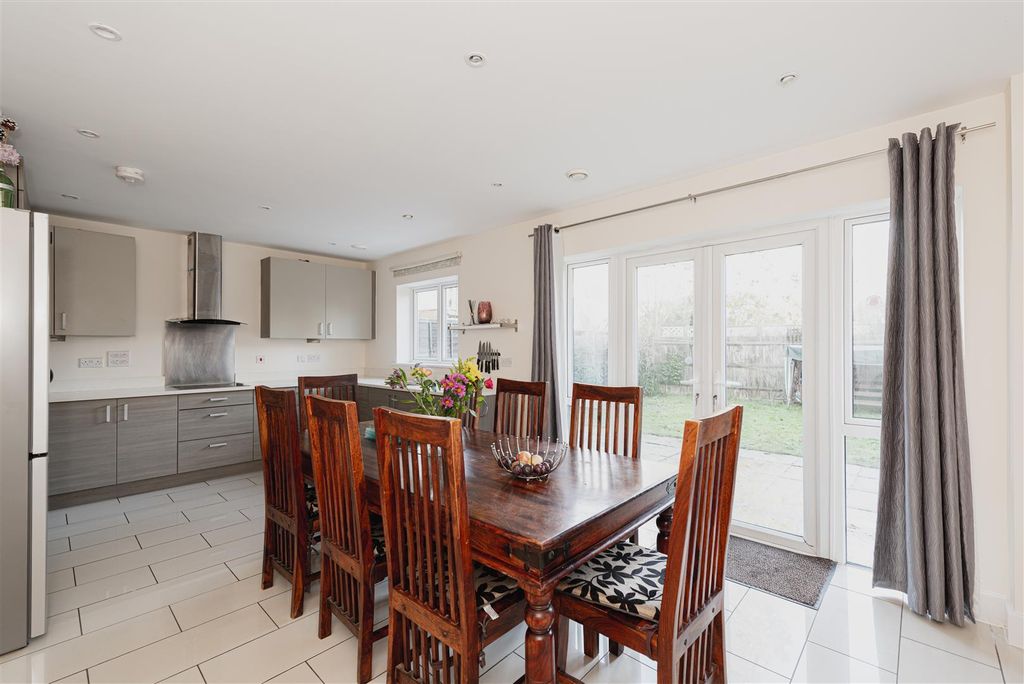 Property photo 2 of 33 Redwood Drive