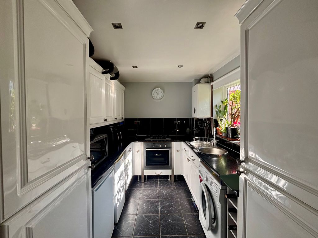 Property photo 3 of 7 Kitchen