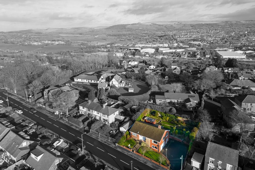 Property photo 2 of 34