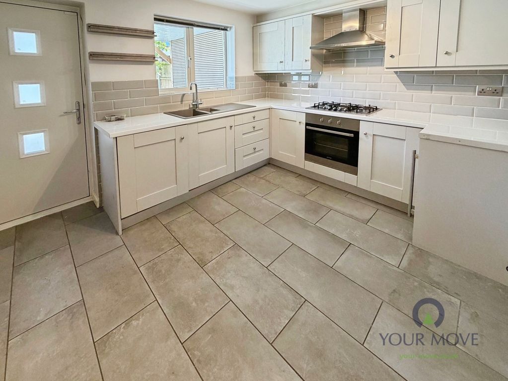 Property photo 3 of 11 Kitchen
