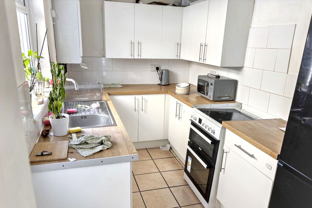 Property photo 3 of 17 29 Garland Road, Harwich, Essex, Co12 4Pb