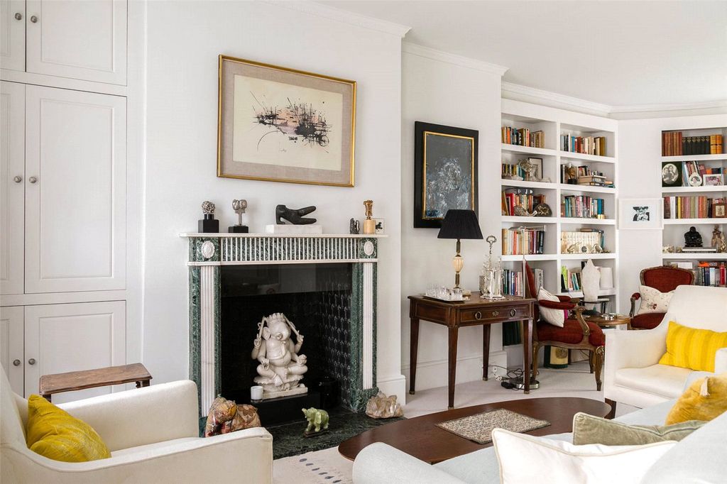Property photo 1 of 11 Living Room