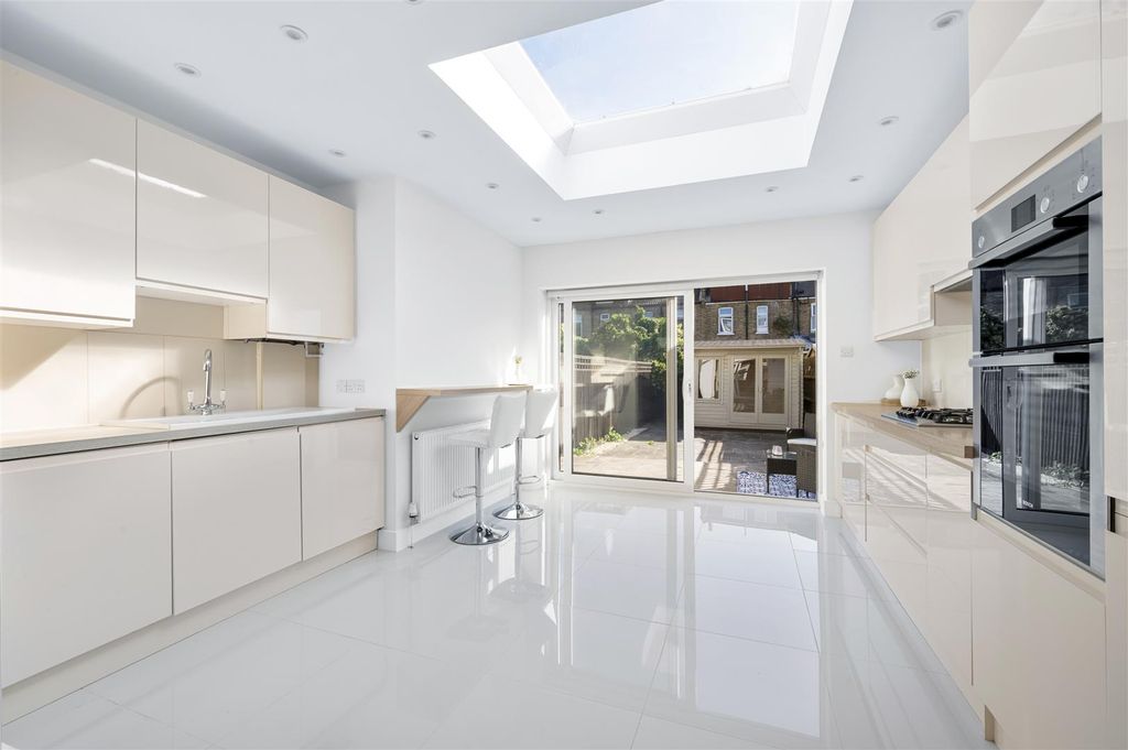 Property photo 3 of 22 39 Aston Road,8.Jpg