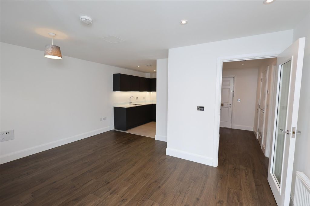 Property photo 2 of 17 Kitchen / Reception