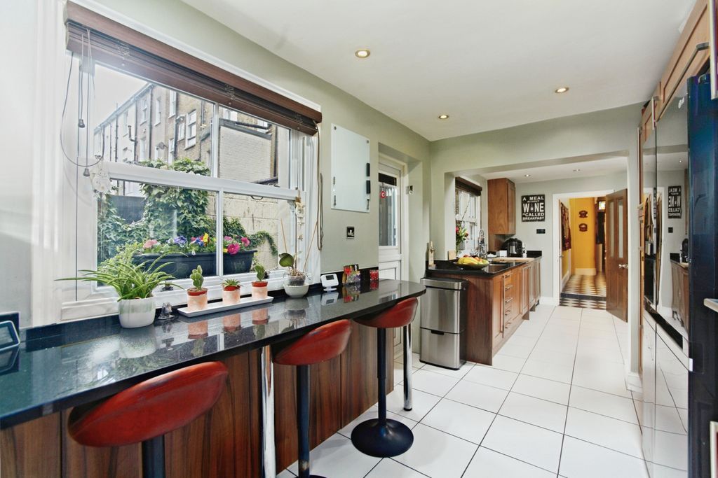 Property photo 3 of 20 Kitchen