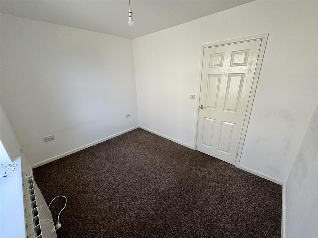 Property photo 3 of 8 Bedroom (2/2)