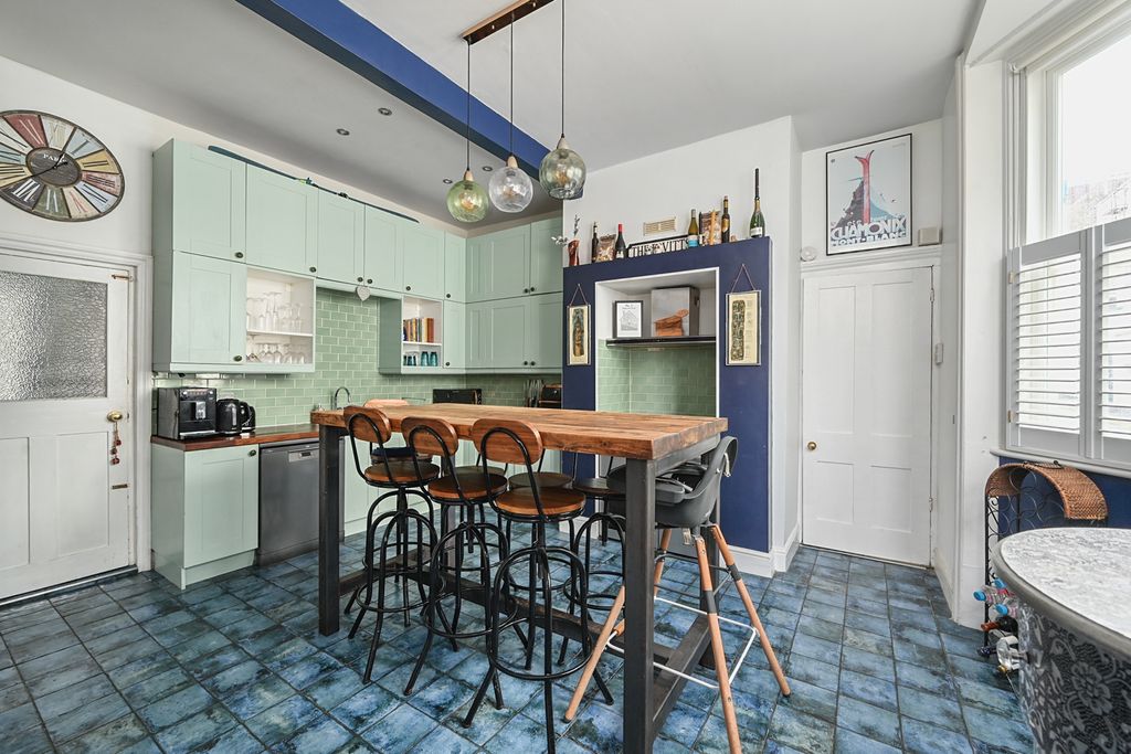 Property photo 2 of 28