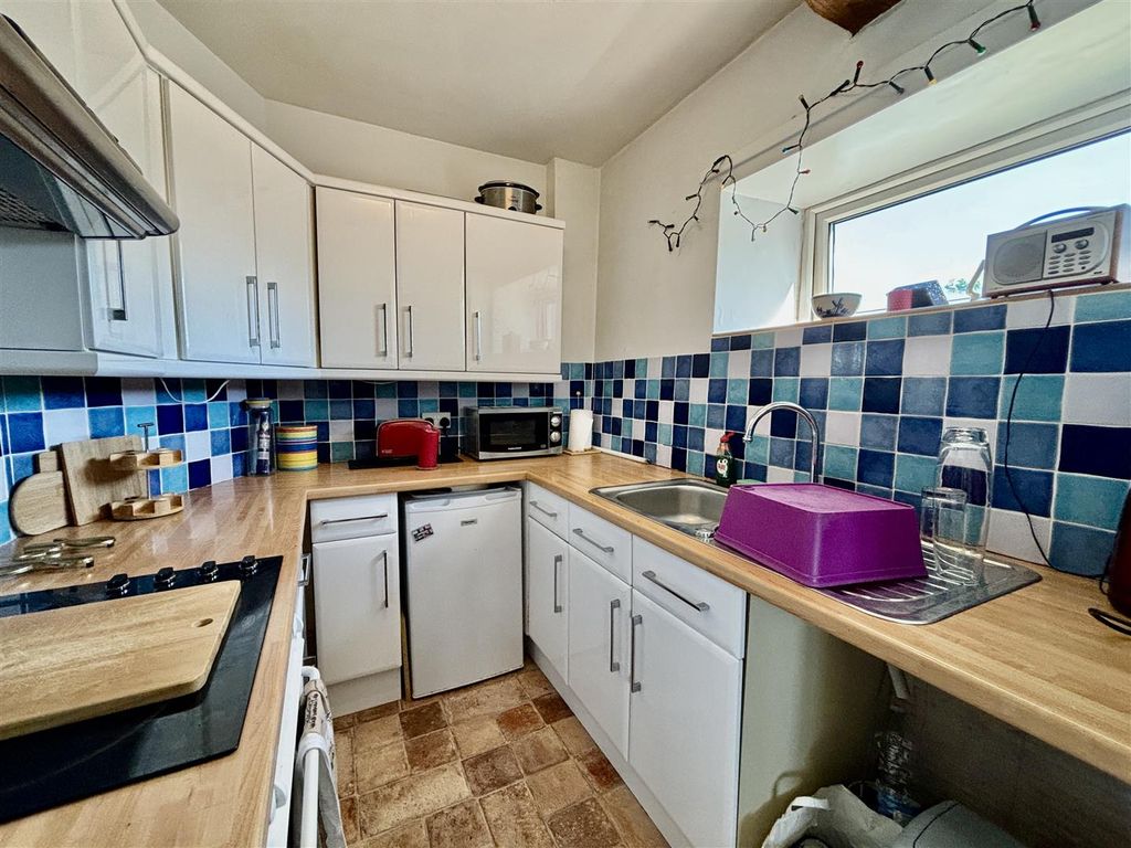 Property photo 2 of 10 Kitchen