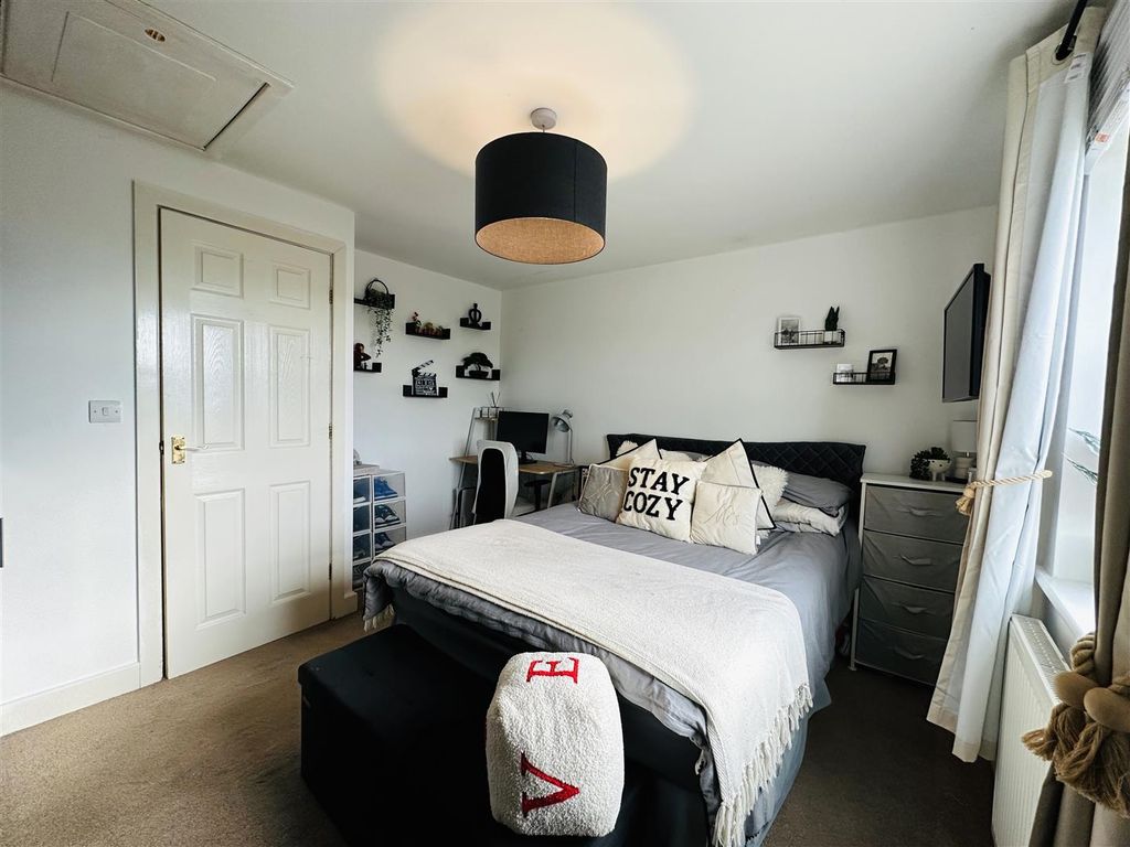 Property photo 3 of 15 Bed 22.Jpg