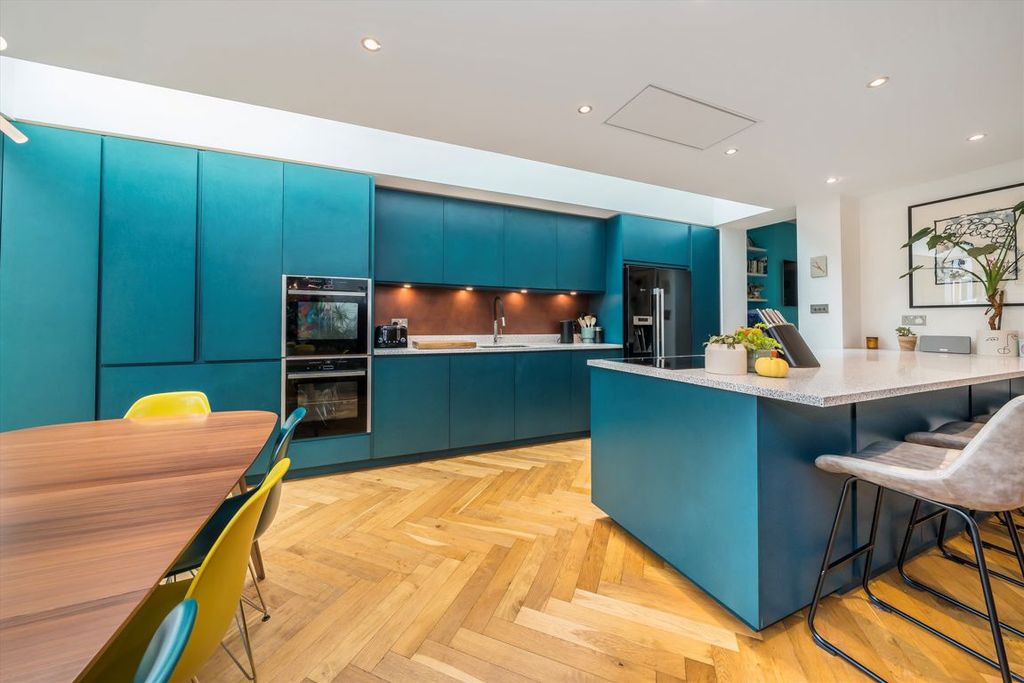 Property photo 2 of 11