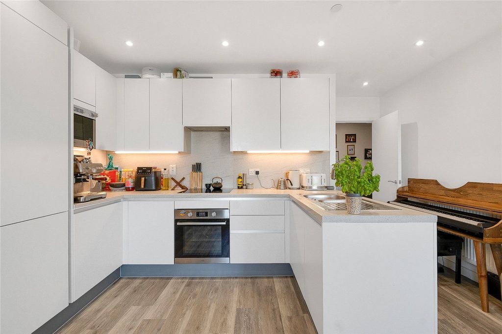 Property photo 3 of 7 Kitchen
