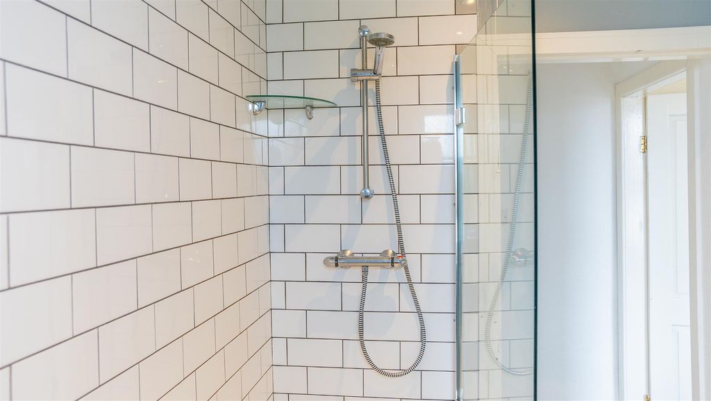 Property photo 2 of 18 Bathroom