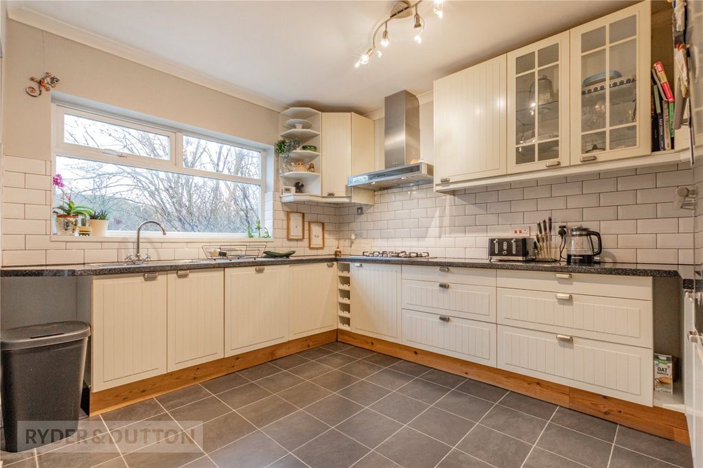 Property photo 2 of 17 Kitchen/Breakfast