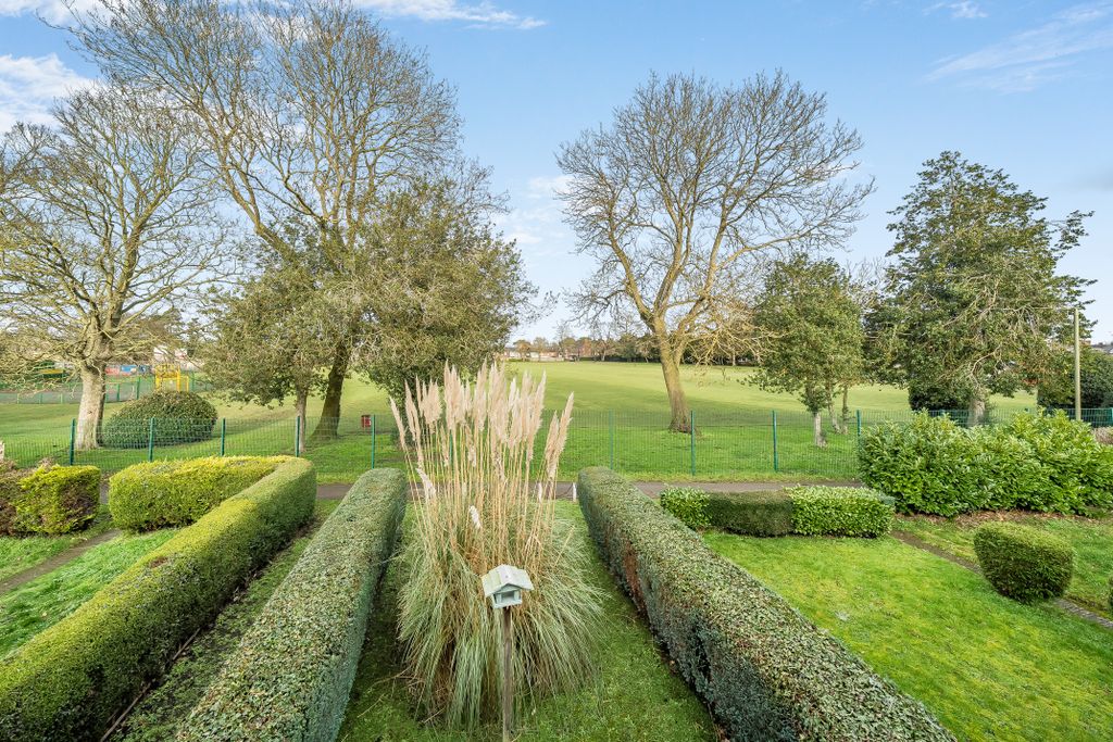 Property photo 2 of 10 24-6967c09Eaa5Cf-1397405-8-696519172B213-24