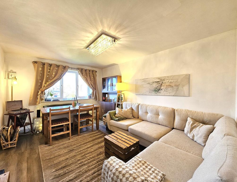 Property photo 2 of 8 Livingroom].Jpeg