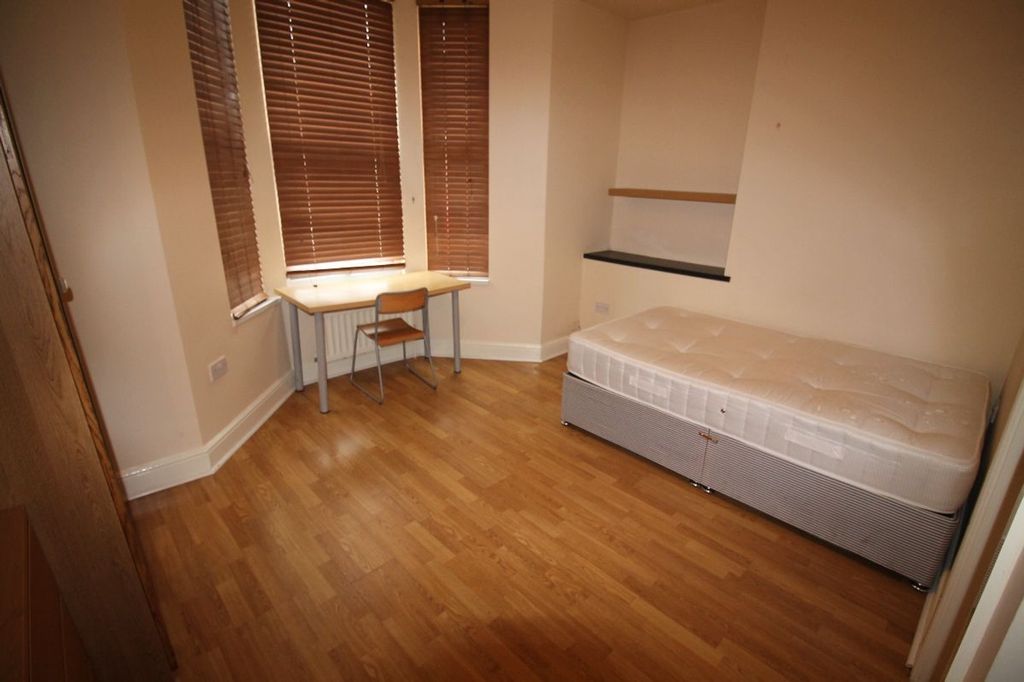 Property photo 2 of 10 This Bright And Spacious Double Bedroom Features l...
