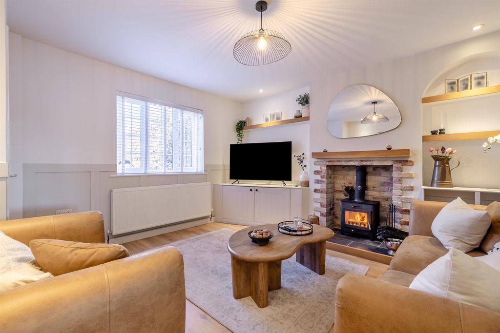 Property photo 3 of 18 Lounge