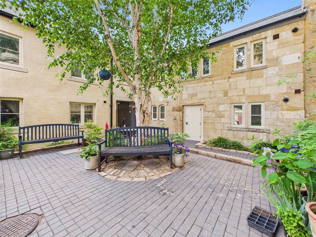 Property photo 3 of 11 Courtyard