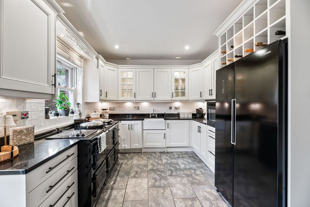 Property photo 3 of 20 Kitchen/Dining Room
