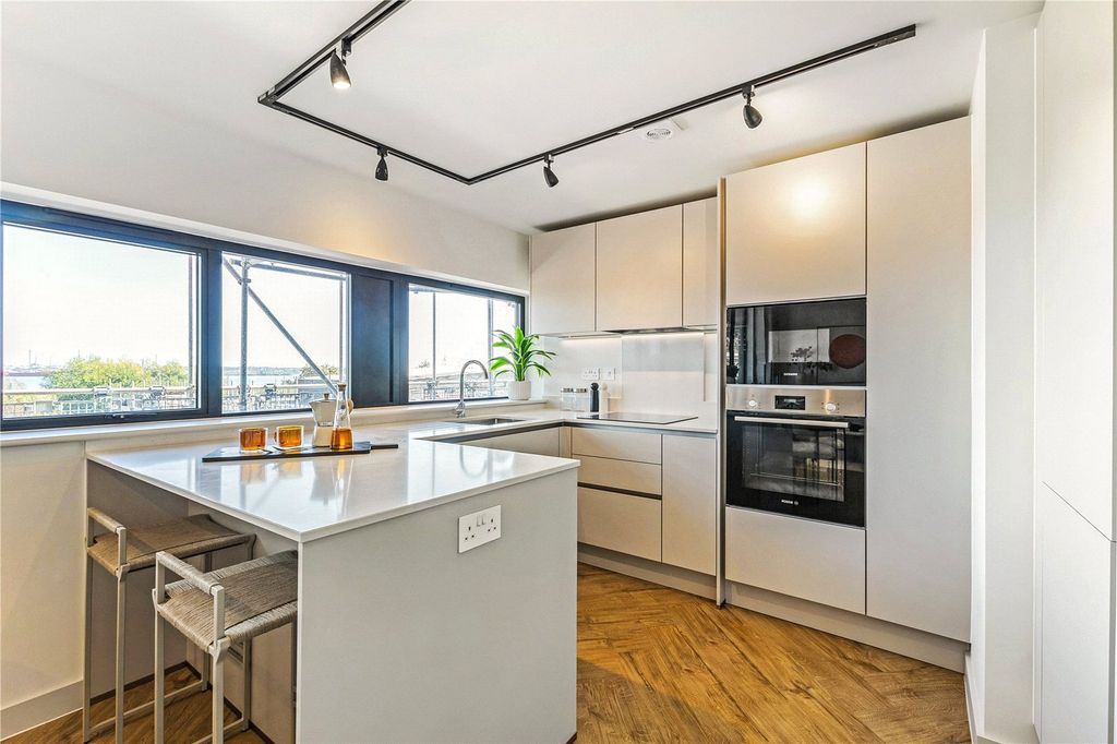 Property photo 2 of 9 Show Home