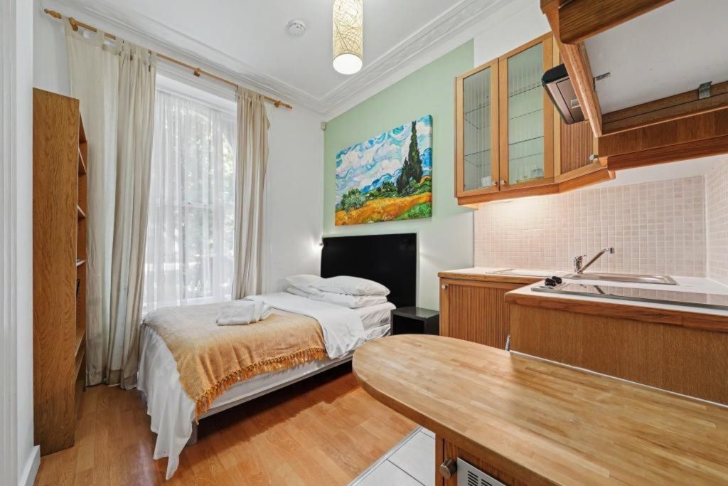 Property photo 1 of 6 Bedroom