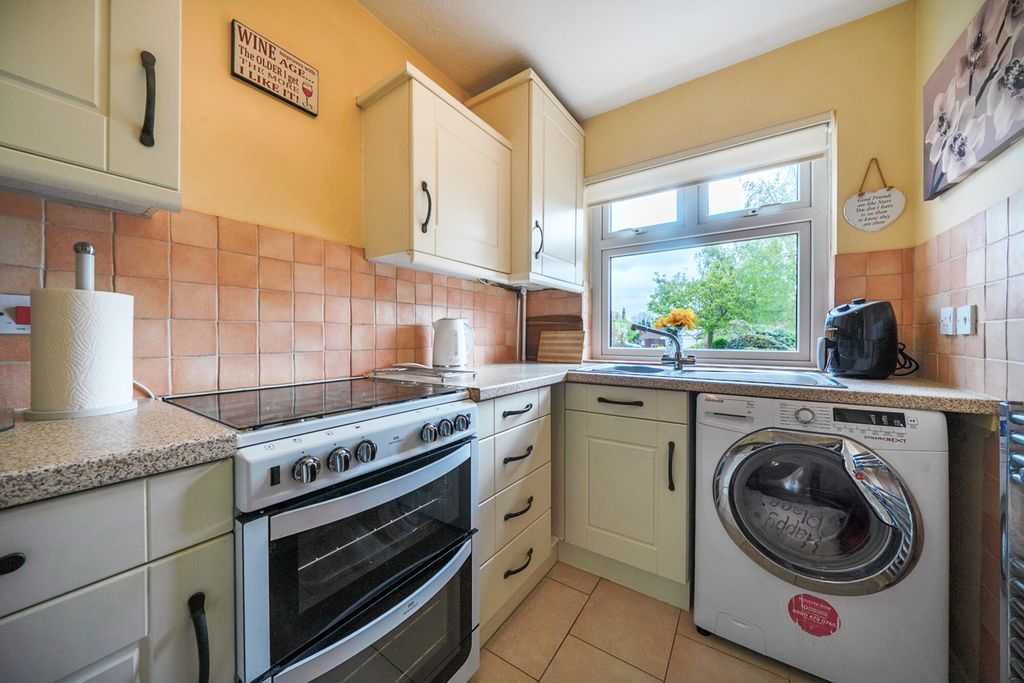 Property photo 3 of 19 Kitchen