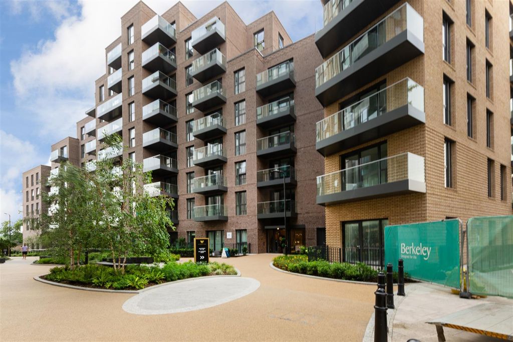 Property photo 1 of 16 185 Willowbrook House-20.Jpg