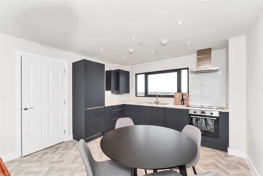 Property photo 3 of 11 37 Evolution Court, Darwin Green, Cambridge (1).Jp