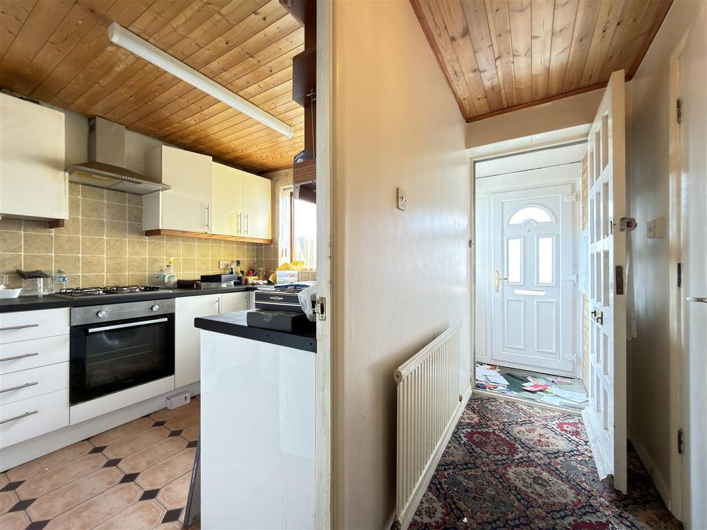 Property photo 3 of 17 Entrance Hall