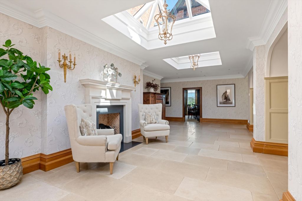 Property photo 3 of 38 Entrance Hall