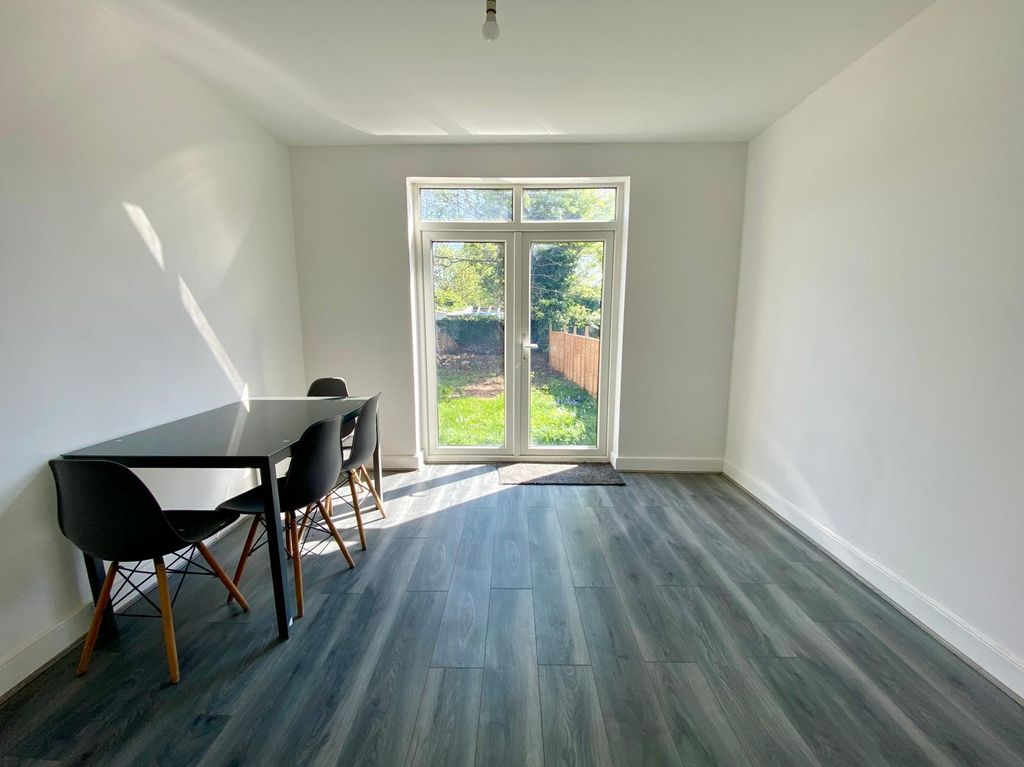 Property photo 3 of 24 Image00022