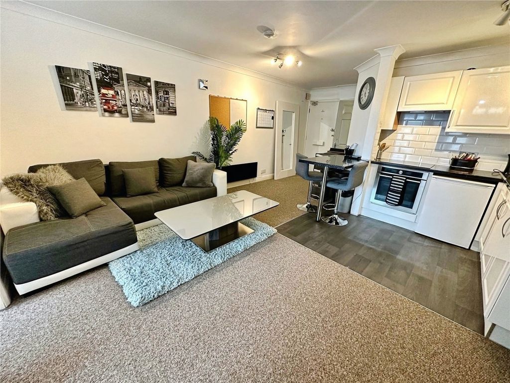 Property photo 3 of 9 Living Room/Kitchen