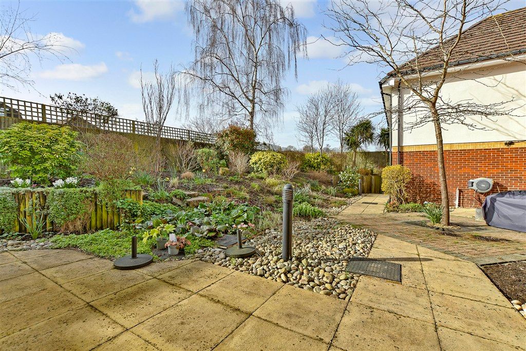 Property photo 3 of 12 Communal Gardens