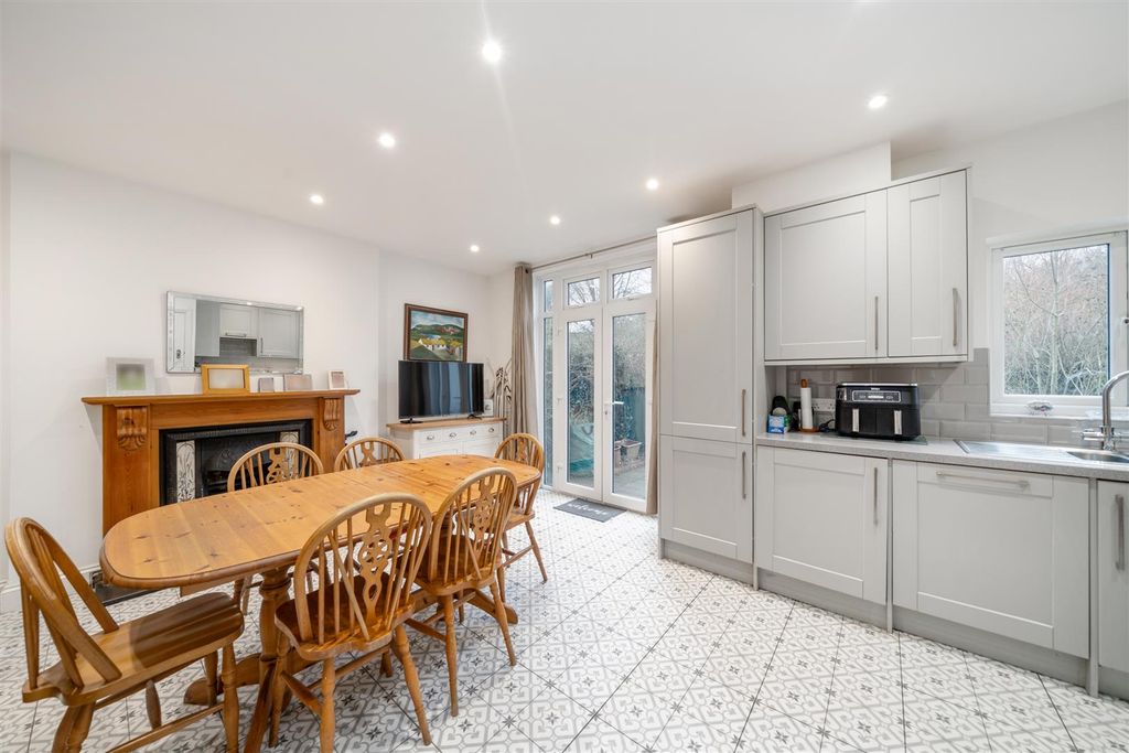 Property photo 2 of 9 Kitchen