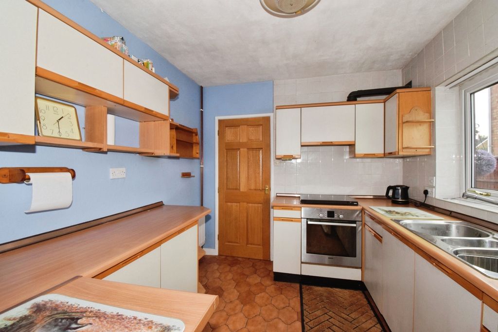 Property photo 3 of 17 Kitchen
