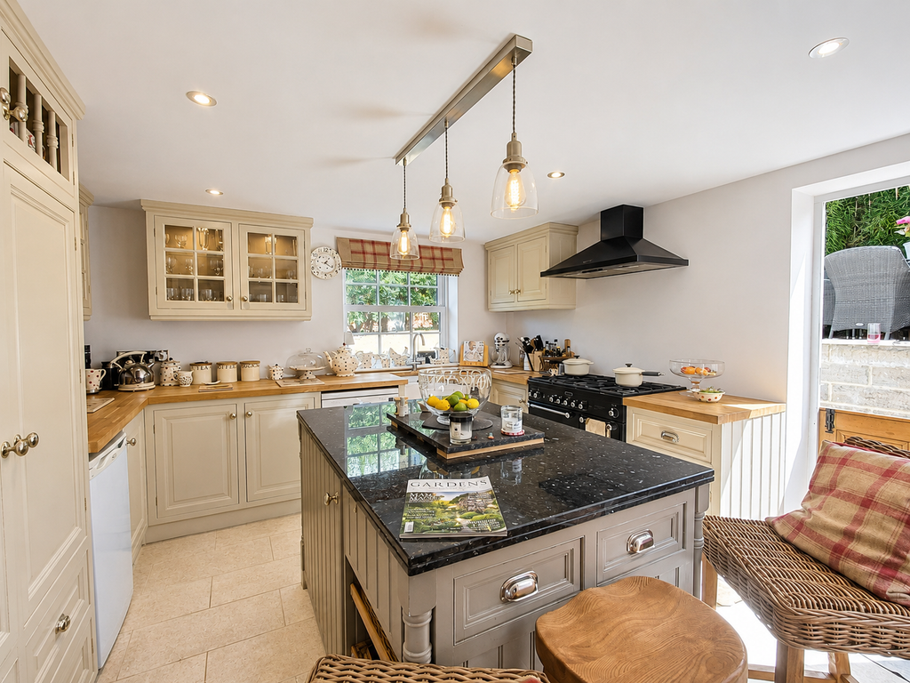 Property photo 2 of 22 Kitchen Breakfast Room