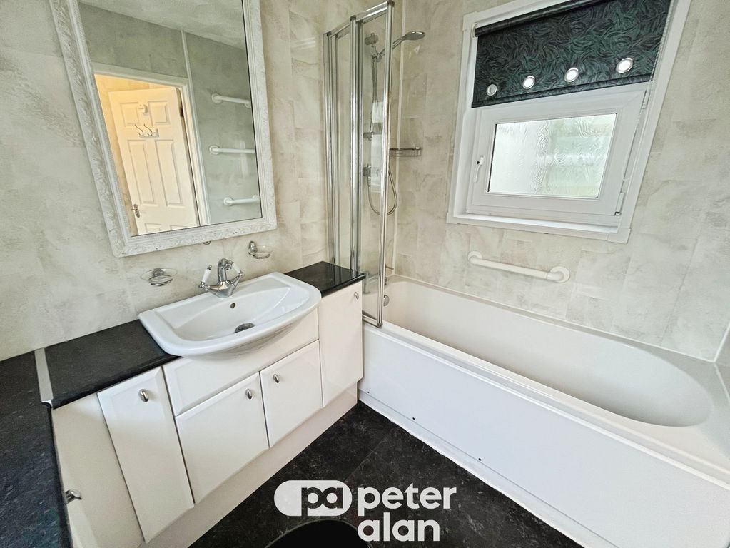Property photo 3 of 19 Bathroom