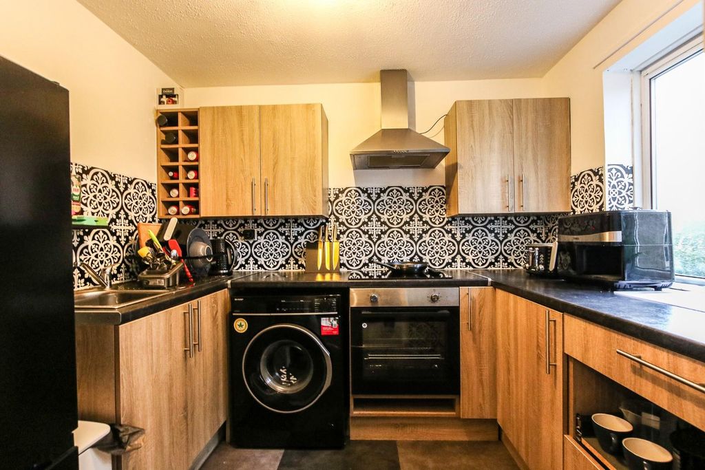 Property photo 3 of 10 Kitchen