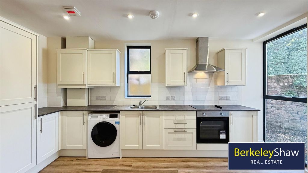 Property photo 3 of 14 Kitchen