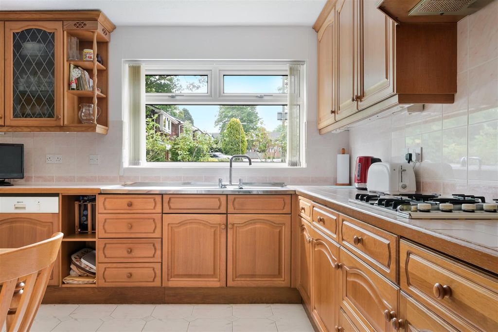 Property photo 3 of 17 Chartwell Place (4).Jpg