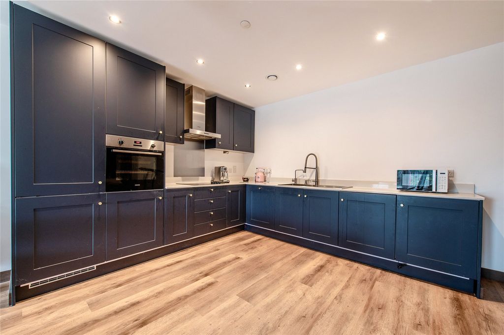 Property photo 3 of 19 Kitchen
