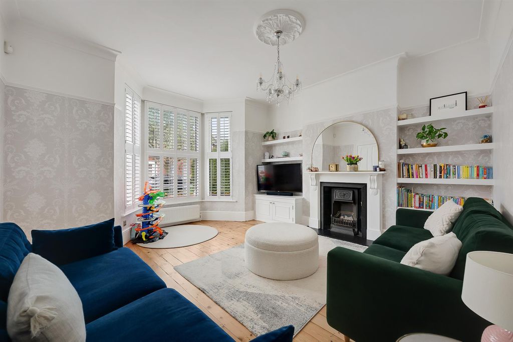 Property photo 3 of 22 Lounge