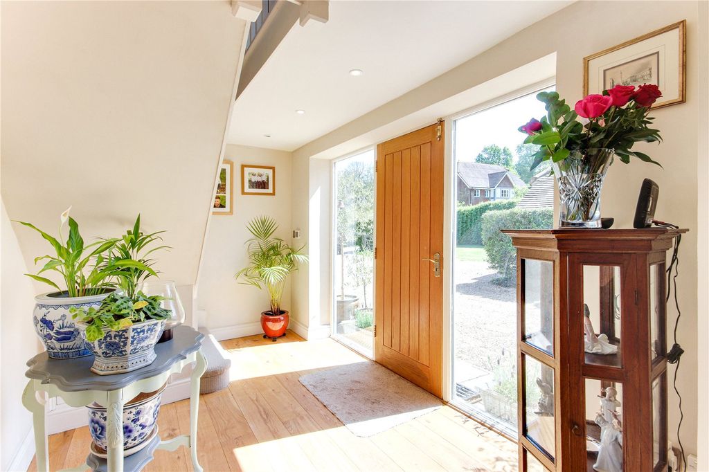 Property photo 3 of 32 Entrance Hall